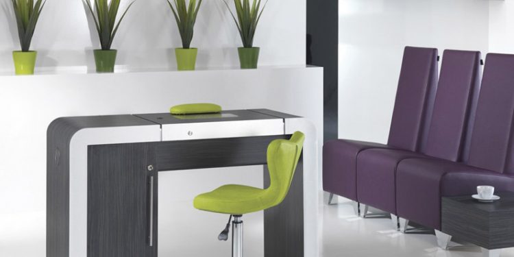 Popolna miza za manikuro