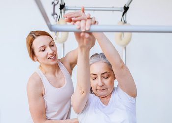 Pripomočki za lažjo oskrbo starostnikov – kaj morate vedeti?